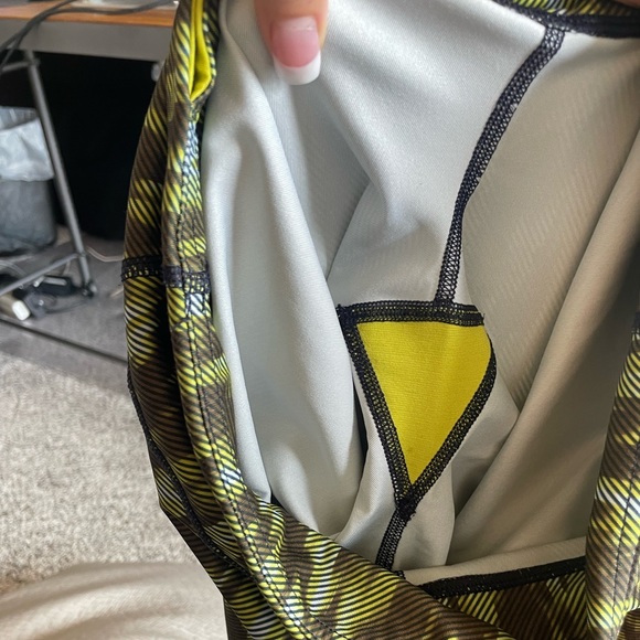 WORN ONCE-NEVER USED TO WORKOUT. Lululemon Wunder Under leggings - SIZE 4 - Picture 5 of 8